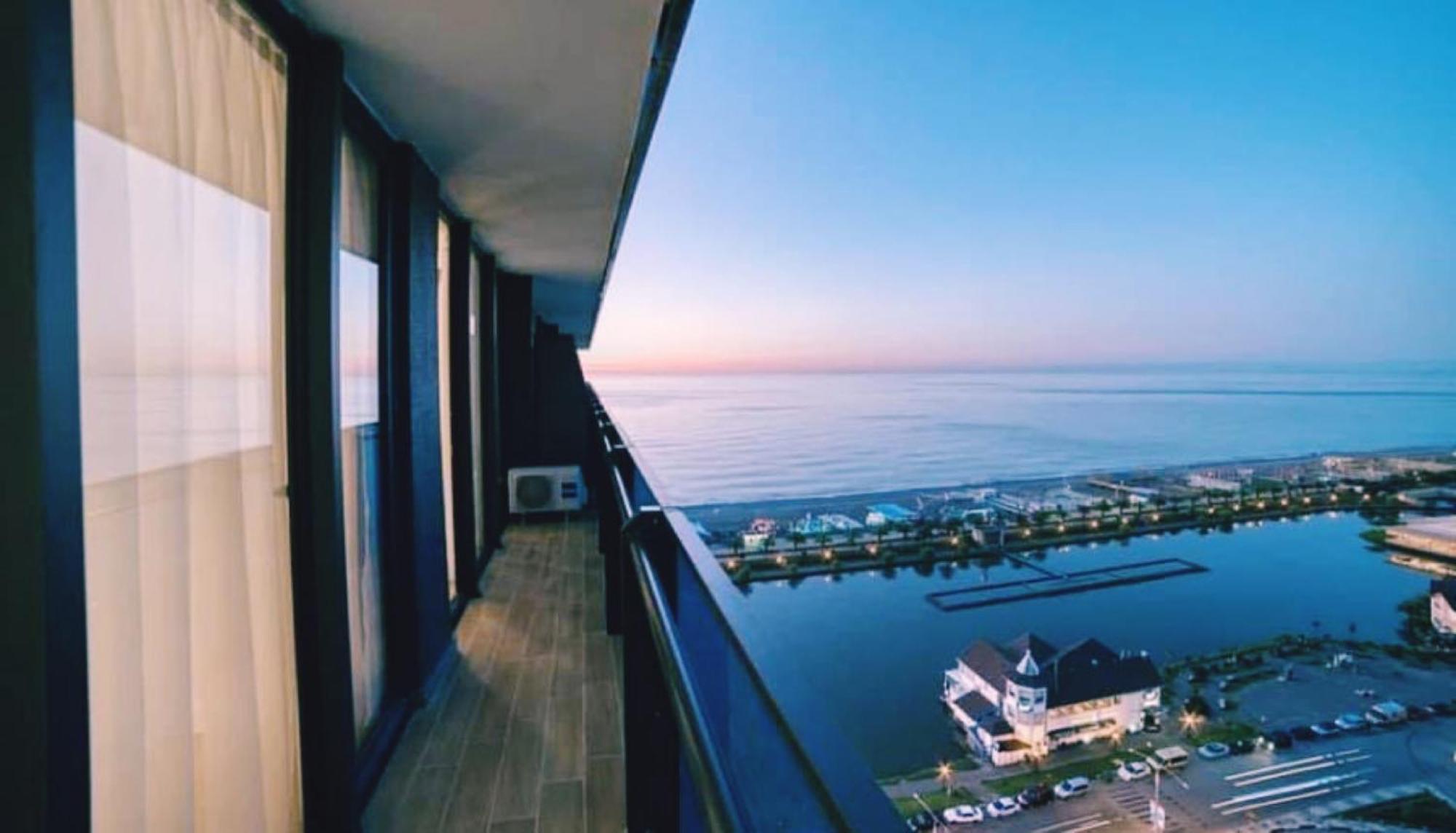 Delux Sea View Aparthotel In Orbi City Batoemi Buitenkant foto