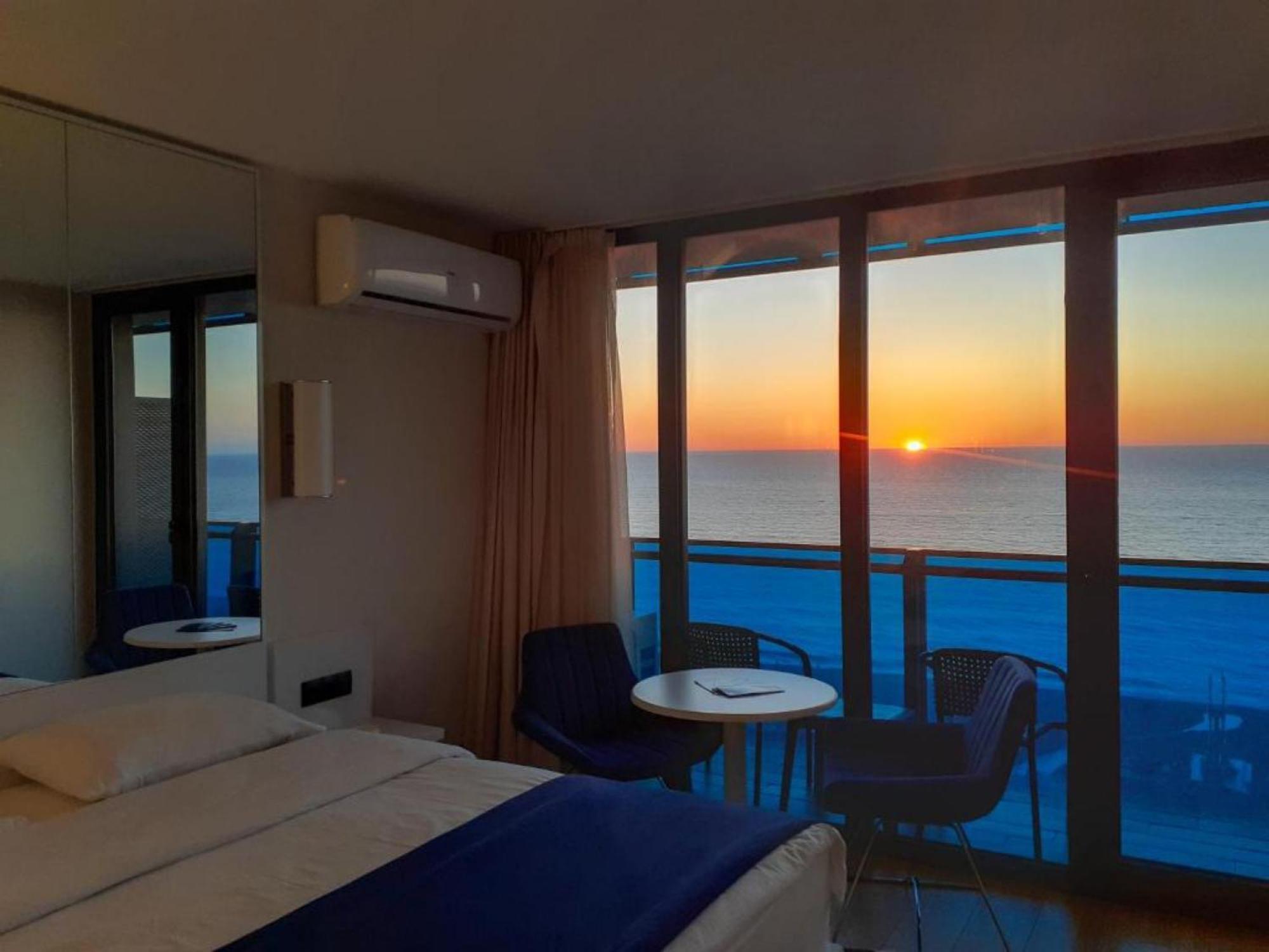 Delux Sea View Aparthotel In Orbi City Batoemi Buitenkant foto